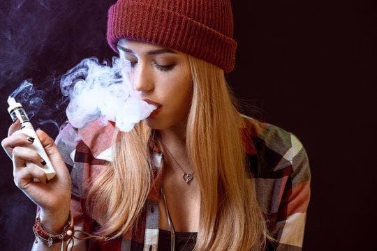 Complete Fan Guide trực tiếp bóng đá and guide to e cigarettes with live schedules, match previews and vaping safety tips